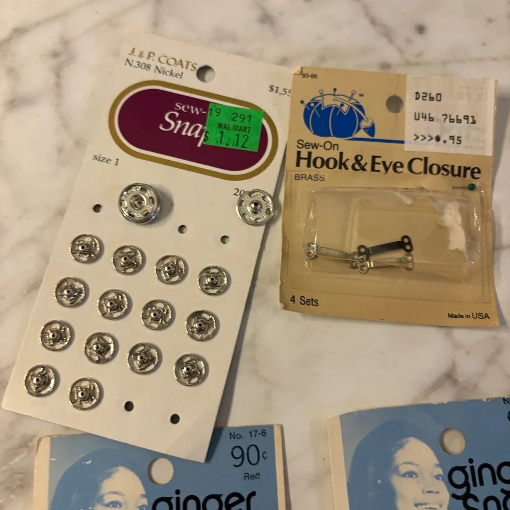 Vintage Sewing Notions Lot Dritz Ginger Snaps Red J&P Coats Snaps Hook & Eye